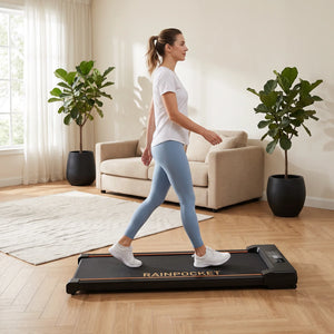Tapis de marche compact rangé à plat